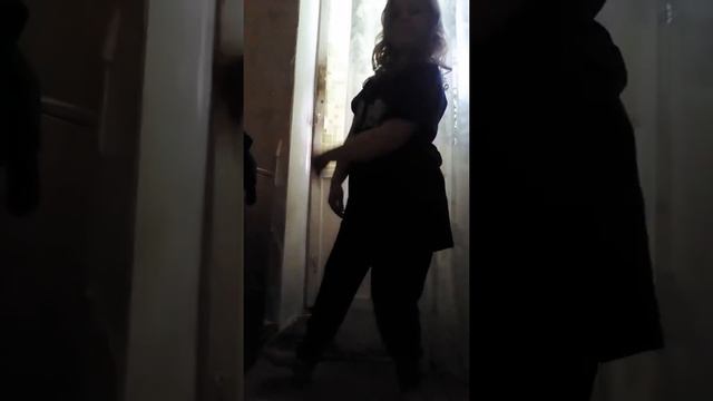 Танцую под песню "Эй детка дай мне огня" смотреть онлайн