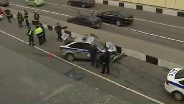 Угонщик угнал у ДПС автомобиль и протаранил еще 3 автомобиля!!! смотреть онлайн