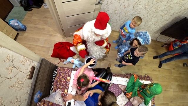 Дед Мороз у нас в гостях Настоящий Дед Мороз и Снегурочка поздравляют дома с Новым Годом смотреть онлайн