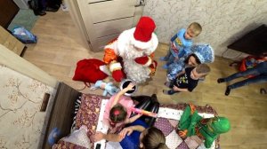 Дед Мороз у нас в гостях Настоящий Дед Мороз и Снегурочка поздравляют дома с Новым Годом