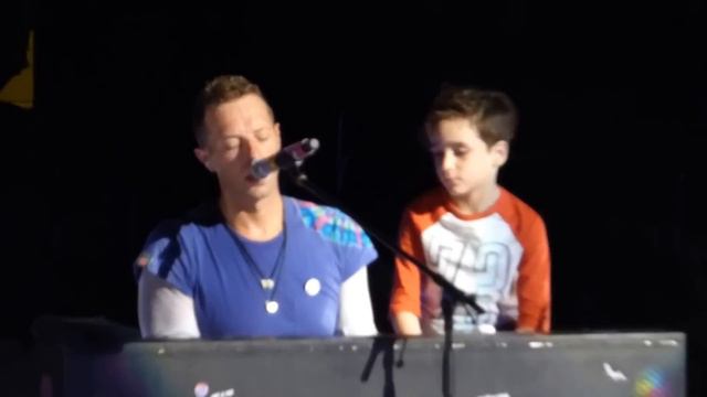 Coldplay - Everglow (with Oscar) - Gila River Arena - Glendale, AZ