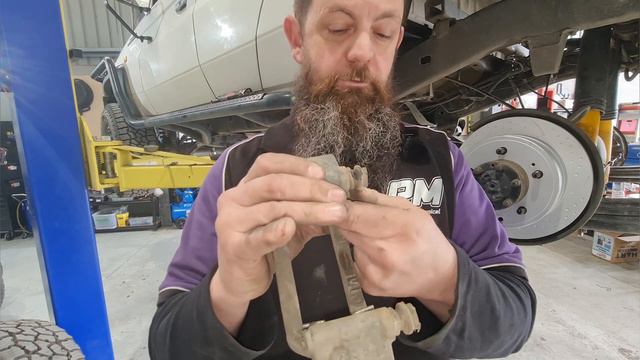 How to replace rear brake pads and rotors 79 Series Landcruiser смотреть онлайн