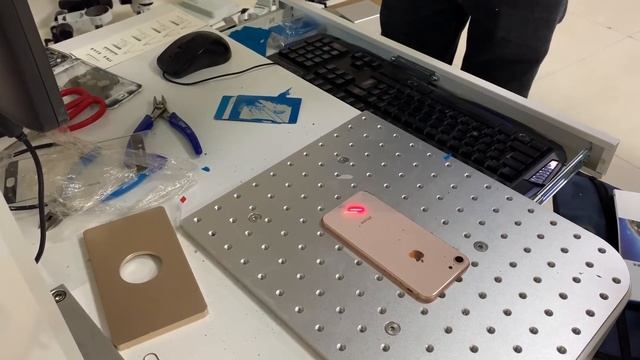 20W Fiber Laser Marking Machine laser back glass Machine For iphone X XR XS Max 8 Plus смотреть онлайн