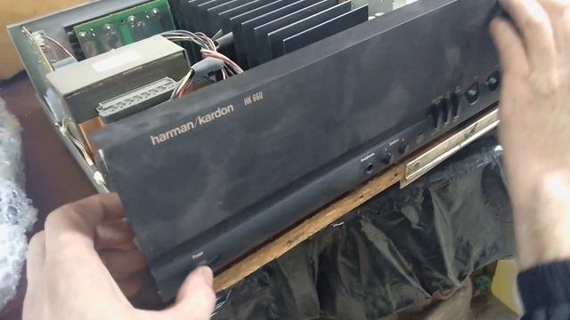 Покалеченный Харман Кардон.