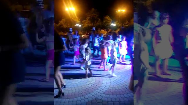 Лазаревское 2018 г июль. Дискотека заметно помолодела! смотреть онлайн