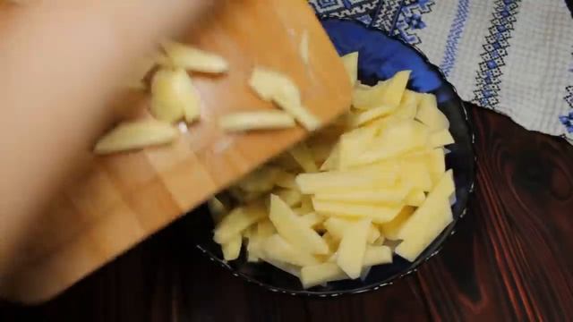 Просто выкладываю Курицу на Картошку, но как вкусно получается. Даже на Праздник не стыдно подать. смотреть онлайн