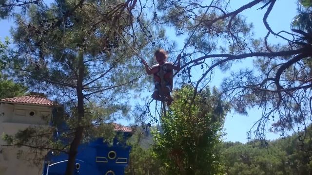 Детский парк развлечений?Батут, горки, качели ?Видео для детей смотреть онлайн