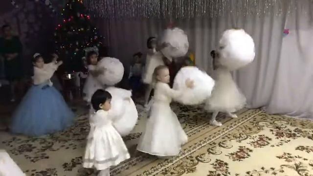 Новогодний утренник  в детском саду 2019 (Артем и Арина)