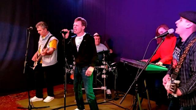 кавер-группа ХИТ НОН-СТОП - Бледный бармен [Вселенная] (А.Иванов, гр.Рондо) смотреть онлайн