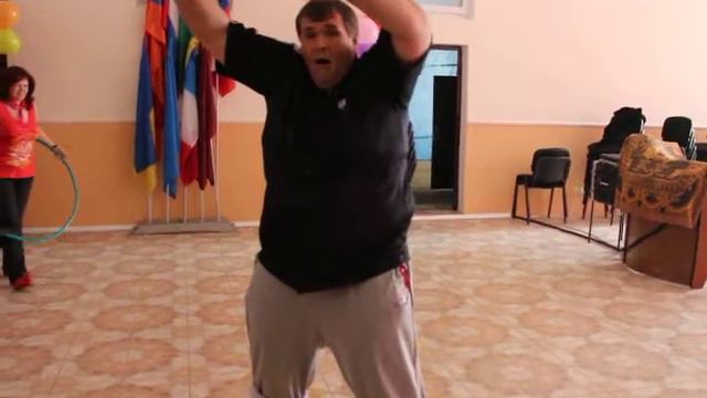 Пастор Саша крутит хулахуп смотреть онлайн