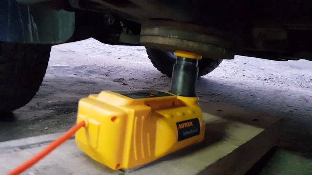 Электрический автомобильный домкрат AUTOOL 12V на 5 тонн от прикуривателя смотреть онлайн