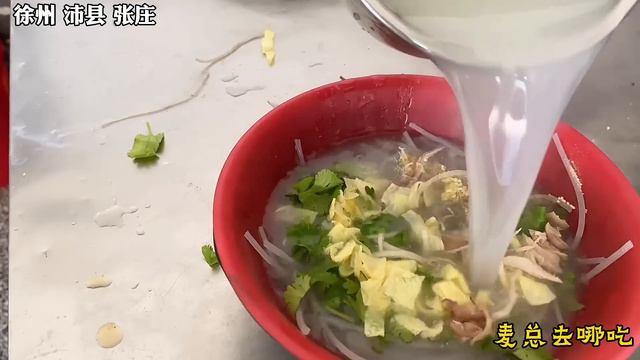 云南石屏八面煎鱼，鲤鱼不去腮不去鱼鳞，一条鱼23块，麻辣咸鲜太齁了！#麦总去哪吃 смотреть онлайн