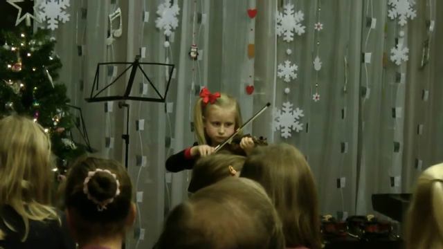 Dariya (5 Years Old) Playing Zhuravel An Ukraine Folk Song (Украинская народная песня Журавель)
