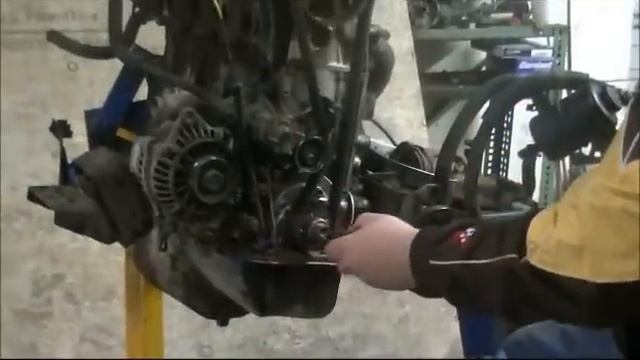 Changing a Timingbelt on a Suzuki Sidekick смотреть онлайн