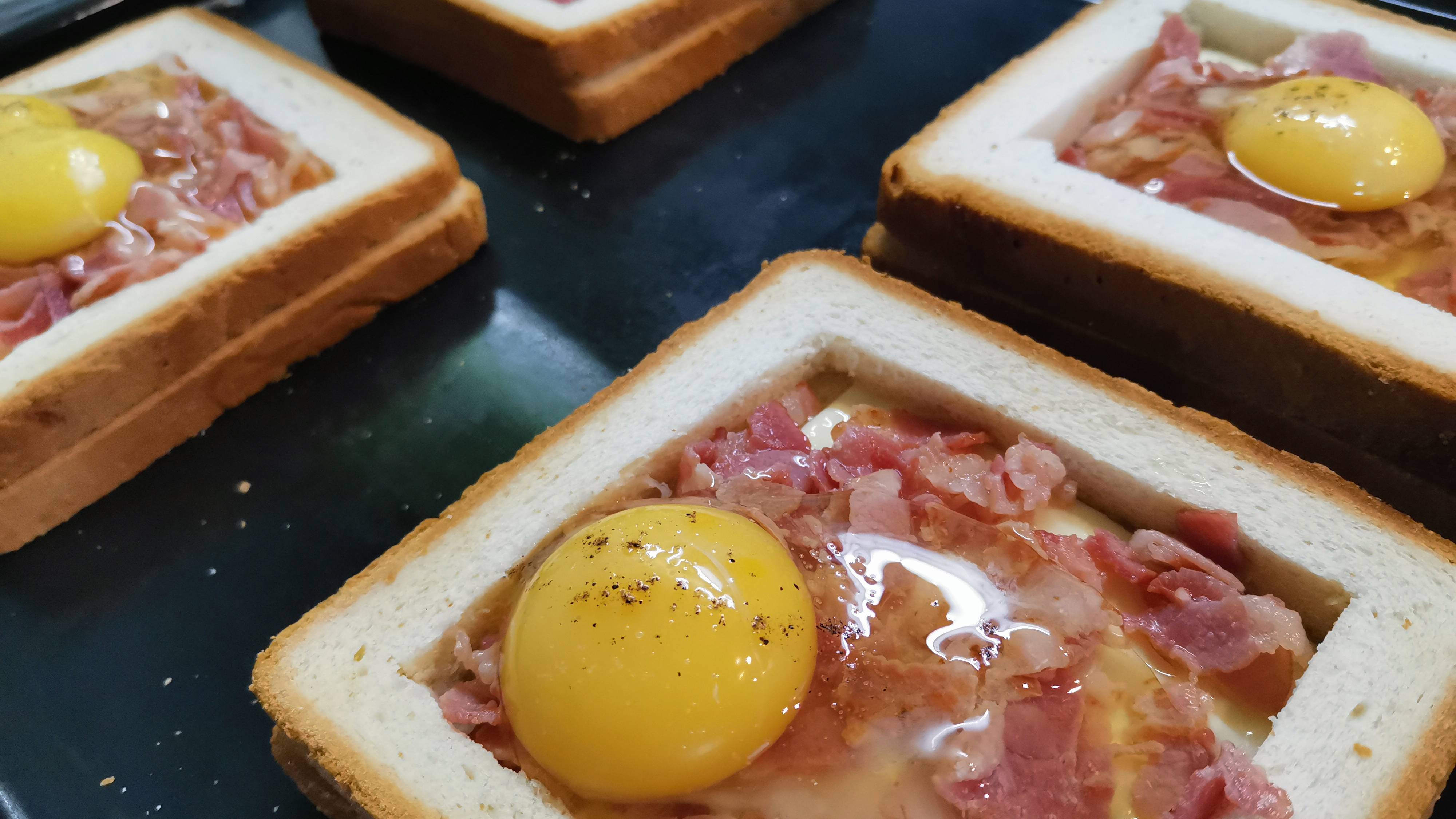 Сытный завтрак на скорую руку / Яйцо в хлебе смотреть онлайн