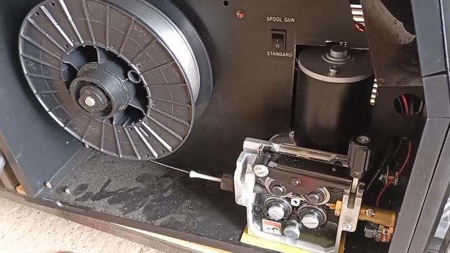 Четырех роликовое подающее на Decapower Xtramig 200( 4 roll feeder on Decapower xtramig 200) смотреть онлайн