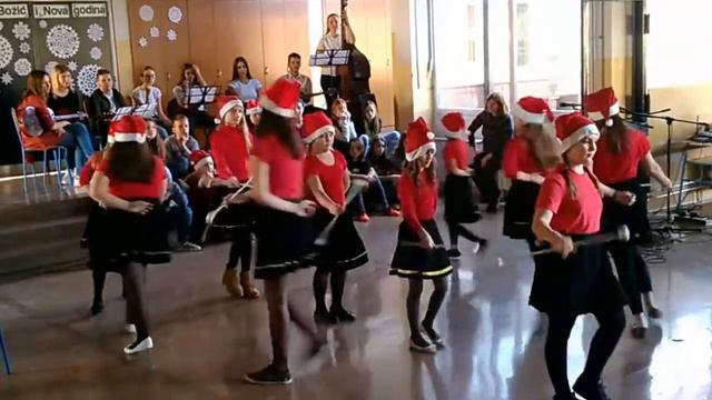 BOŽIĆNA PRIREDBA OŠ VLADIMIR NAZOR TOPUSKO 22.12.2017 (3).mp4 смотреть онлайн