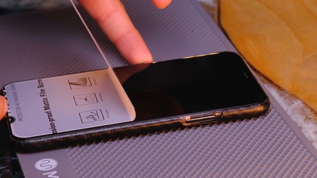 Поэтапная поклейка плёнки MOCOLL на экран. Устранение средней полосы. смотреть онлайн