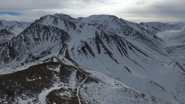 Горы вблизи Алматы с высоты птичьего полёта смотреть онлайн