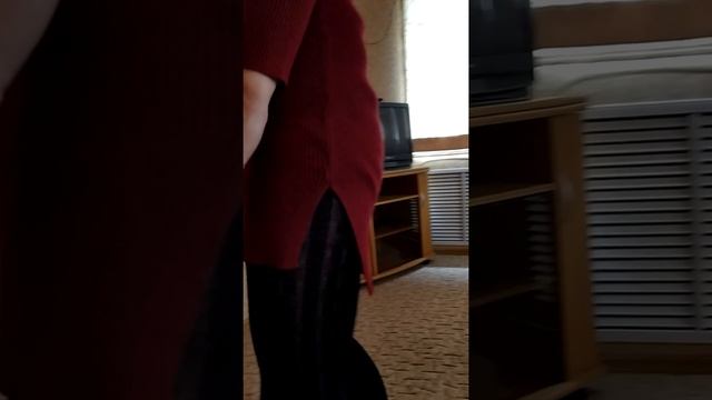 Девушка меняет лампу освещения. смотреть онлайн