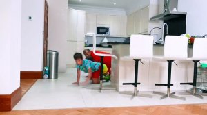 На Макса и Катю с папой нападают колеса