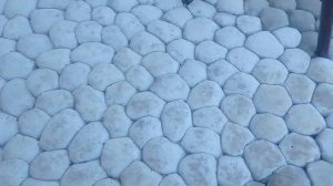 убираем пленку с каменной брусчатки и делаем краску своими руками