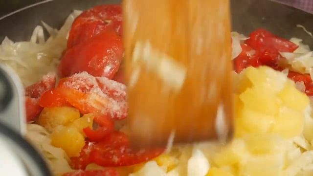 ВКУСНО. Тушёная капуста с овощами на сковороде смотреть онлайн