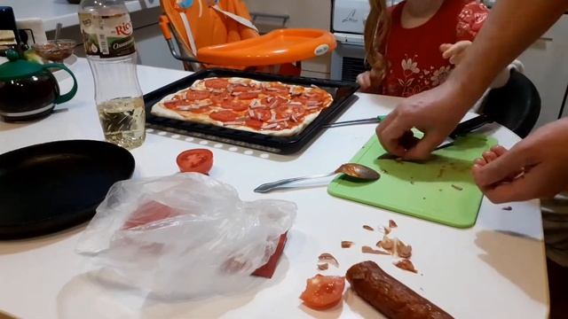 ВОСКРЕСНЫЙ ВЕЧЕР С СЕМЬЕ. ГОТОВИМ ПИЦЦУ И МЯСО. смотреть онлайн