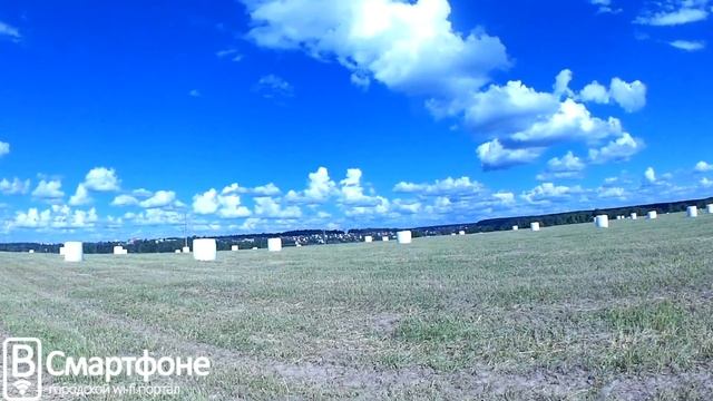 Стога сена на полях в белой упаковочной плёнке