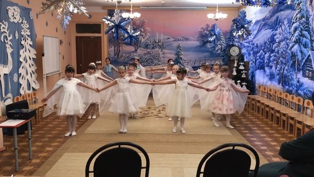 Танец "Вьюга и снежинки" танцуют девочки МДОУ "Детский сад №8" г. Волоколамска Московской области. смотреть онлайн