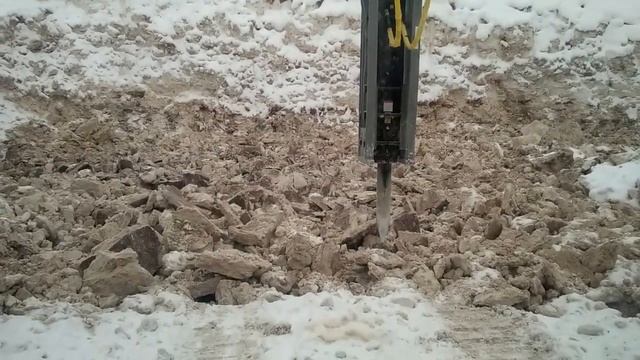 На КОТЛОВАНЕ Ч.2 \С гидромолотом \ Как ОЧИСТИТЬ КОВШ ОТ МЕРЗЛОТЫ? \ Продолжаем копать\