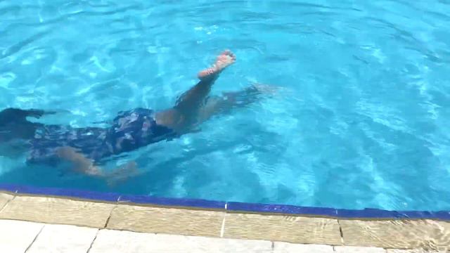 КУПАЕМСЯ В БАССЕЙНЕ Sindbad / Есения Малышка в Египте / Веселое видео для детей смотреть онлайн
