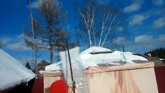 Чистка снега с крыши беседки смотреть онлайн