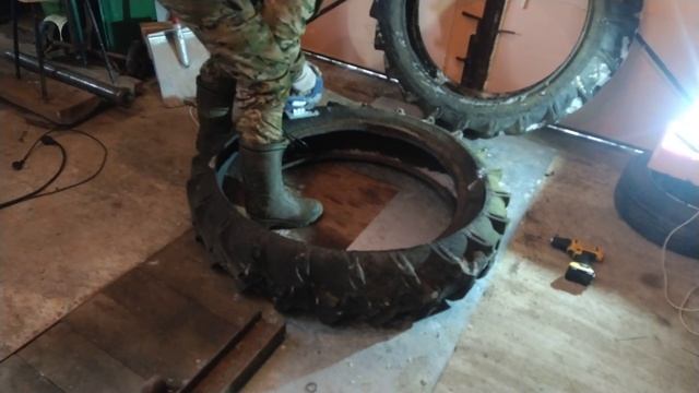 Самодельный гусеничный трактор часть1, гусеницы из покрышки Т-25 смотреть онлайн