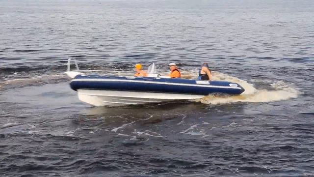 Лодка РИБ Велес R-530. Демонстрация на воде. смотреть онлайн