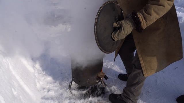 Готовим пельмени в казане на костре. смотреть онлайн