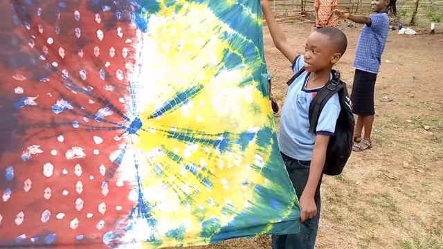 Batik process in Goodsuccess high school (part 3) By Oluwawamiwale Deji Awujoola смотреть онлайн