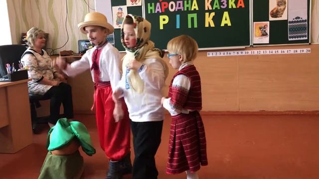 ВІДЕО Сказка =Репка=Илюша играет роль бабушки.Вот такие наши особенные дети. смотреть онлайн