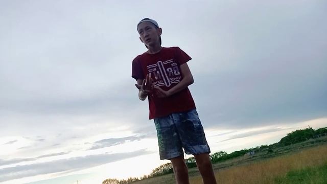Стою, удерживая мяч на ноге! ***У меня есть только три попытки.*** смотреть онлайн