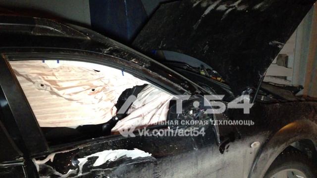 На Кирова Impreza XV залетела в ворота гаража. смотреть онлайн