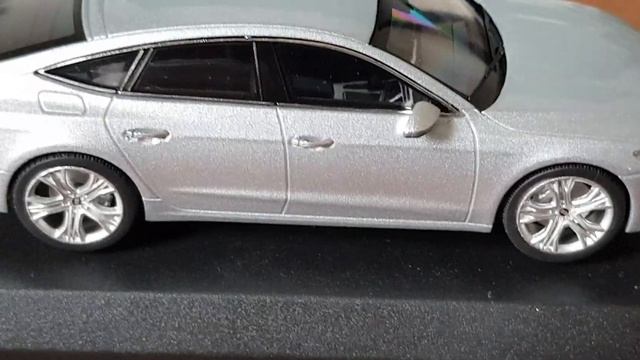 Miniatura Audi A7 Sportback 2017 IScale 1/43 Prata - Detalhe -