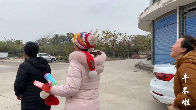 农村儿媳带婆婆剪头发，连染带烫花一百多，刚出门婆婆发现上当了【牛不啦】 смотреть онлайн