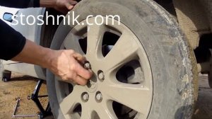 Как снять и установить колесо (запаску) и затянуть болты (гайки).