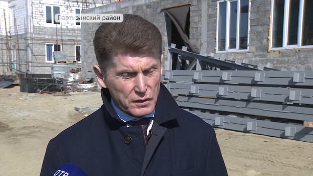 Олег Кожемяко проверил стройку образовательного комплекса в посёлке Волчанец смотреть онлайн
