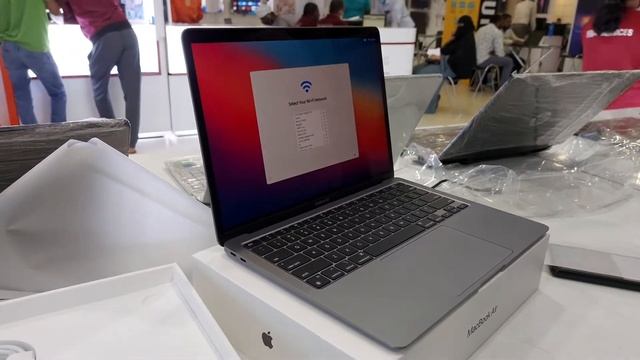 World's Best Laptop - Apple Macbook Air M1 смотреть онлайн