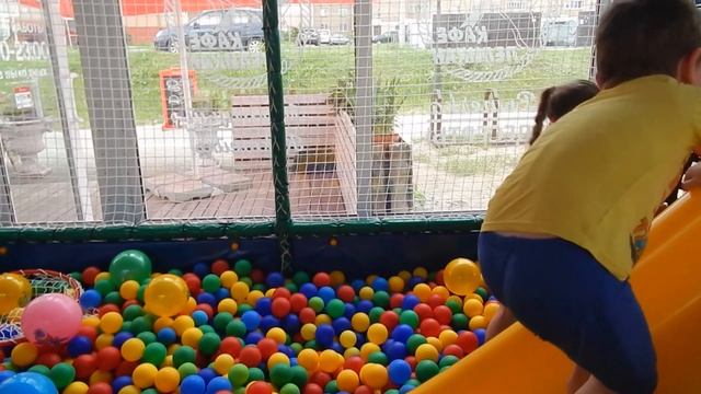Игры с Гришей, закидаю его шариками в бассейне!!! Children's games in the pool with balls. смотреть онлайн