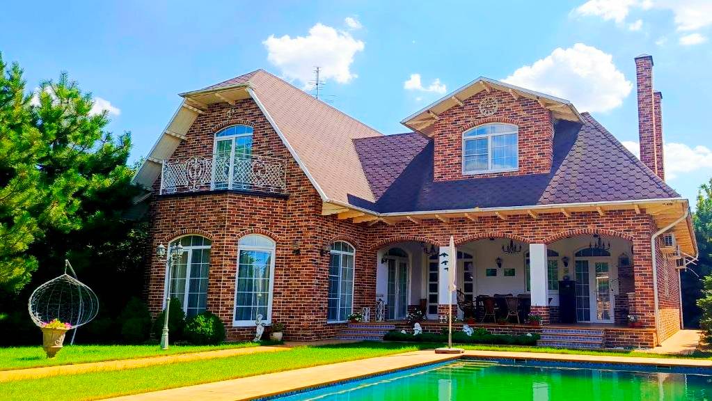 Стильный дом с дорогим ремонтом с огромным бассейном в Краснодаре (65 млн.р.) +7-904-539-34-34