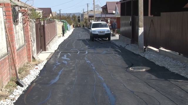 Новый асфальт проложили в хуторе Заря и Гайкадзоре смотреть онлайн