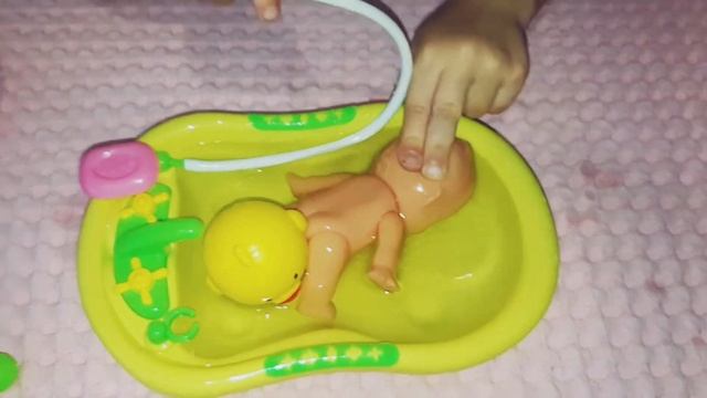 Каролина купает своего ПУПСИКА. Karolina Washing Her BABYDOLL