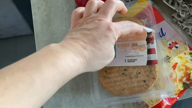 В Марселе КИТЫ/пьем витамин С/покупки на карантине смотреть онлайн